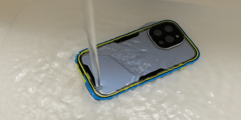 ケースに水をかけている様子
